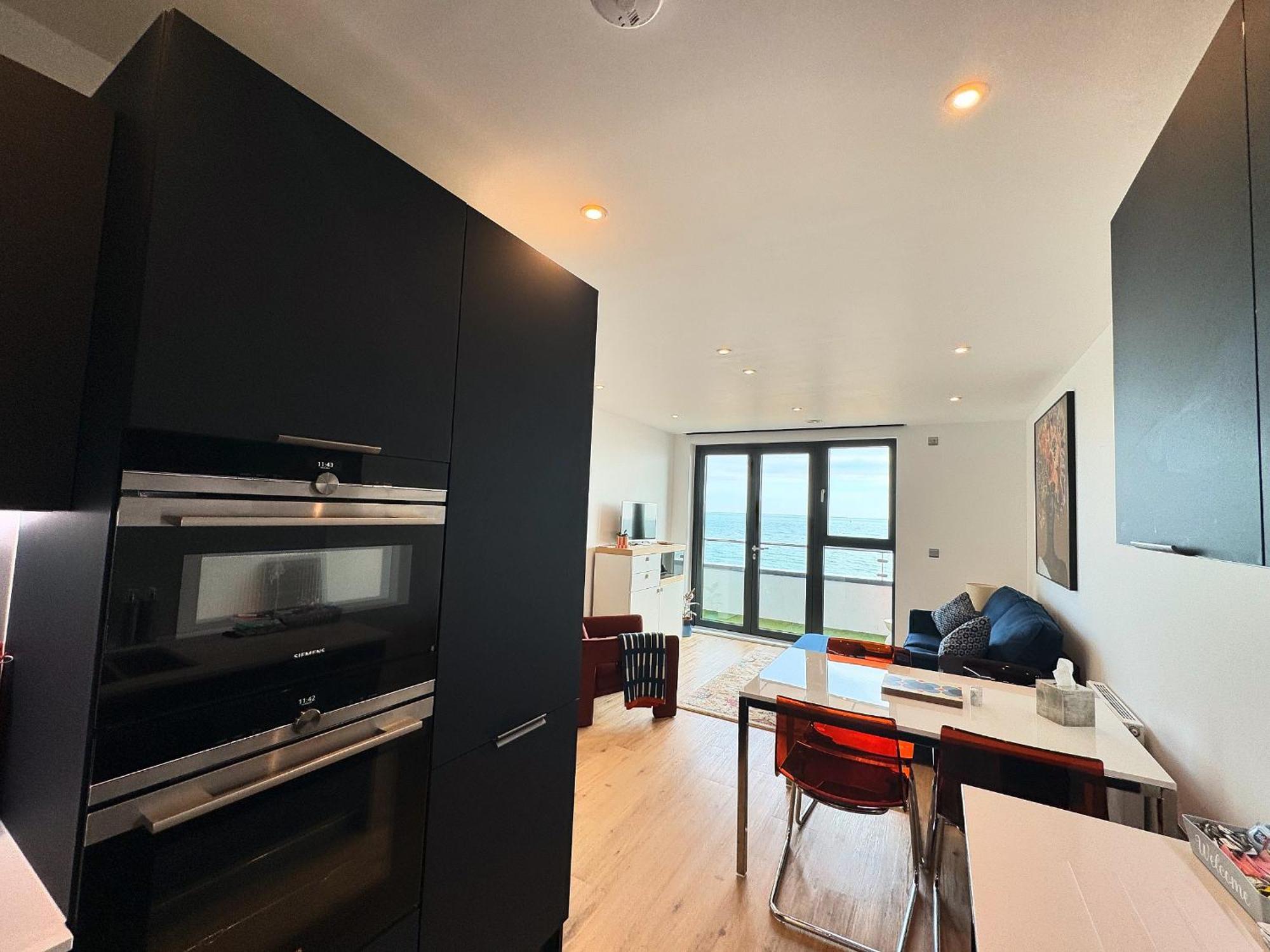 Stunning Beach Front Apartment With Sea Views, Free Parking & Balcony Ράμσγκεϊτ Εξωτερικό φωτογραφία